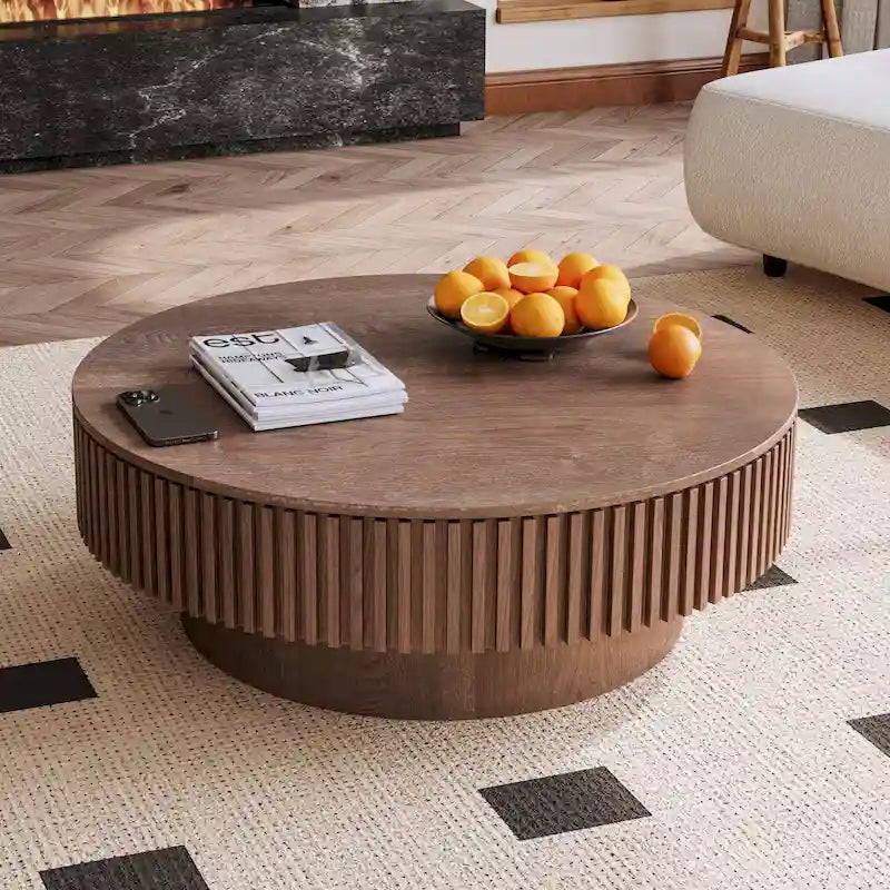 Moderne ronde salontafel van gefineerd massief hout met opbergruimte