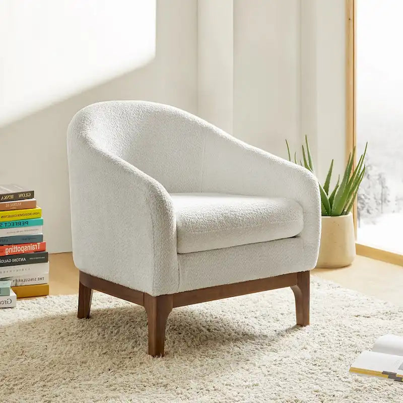 Poltrona a botte moderna in bouclé Augus con gambe in legno massello di HULALA HOME