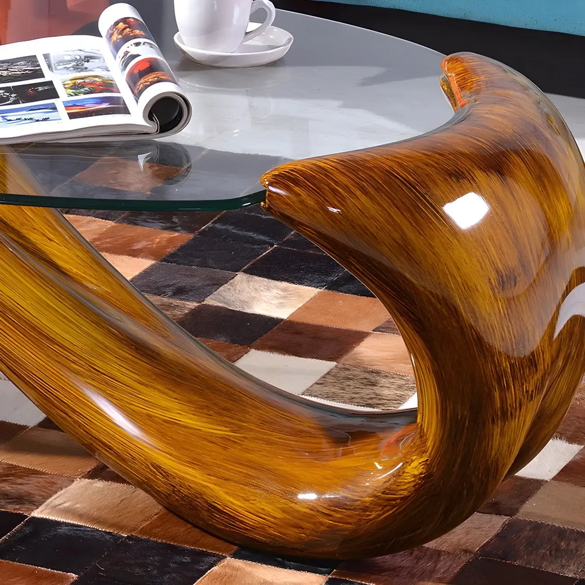 Abstracte moderne salontafel met ovaal glazen blad en metalen onderstel