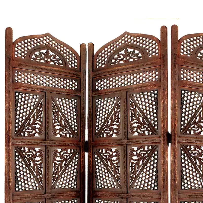 Paravent traditionnel en bois à quatre panneaux Benzara, avec détails sculptés à la main, marron antique