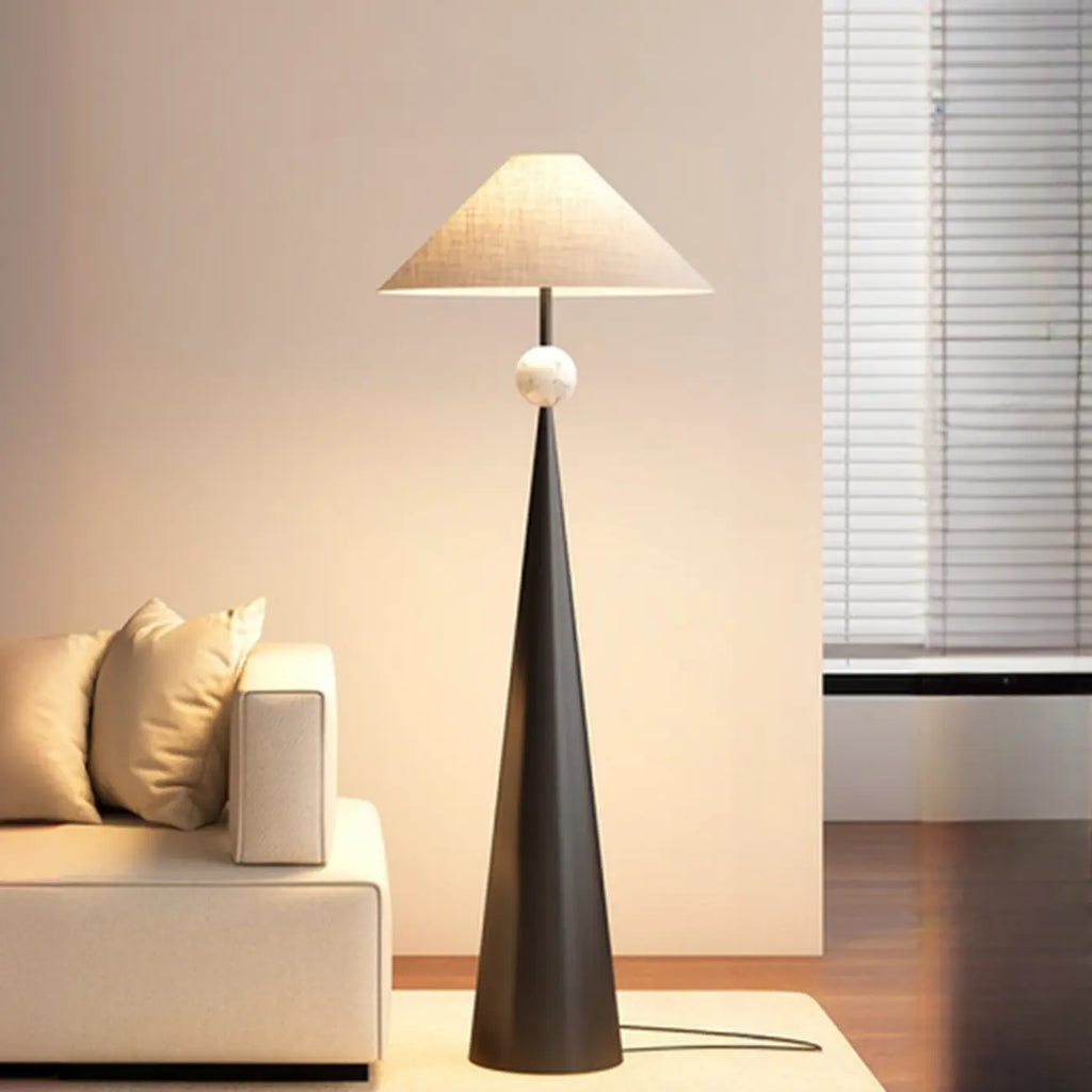 Moderne metalen vloerlamp met taps toelopende voet en stoffen kap