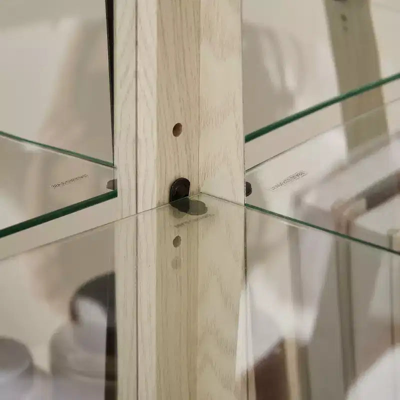 Eckvitrine mit Glastüren und Einlegeböden, Eckvitrine fürs Wohnzimmer