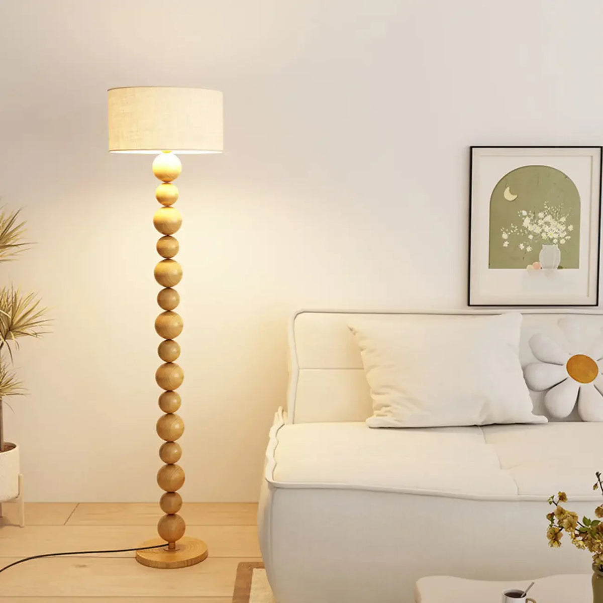 Dekorative moderne Stehlampe mit gestapelten Kugeln und Stoffschirm