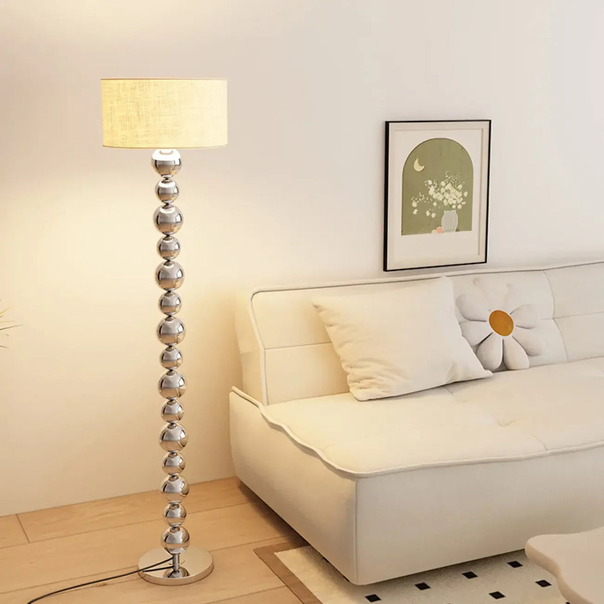 Dekorative moderne Stehlampe mit gestapelten Kugeln und Stoffschirm
