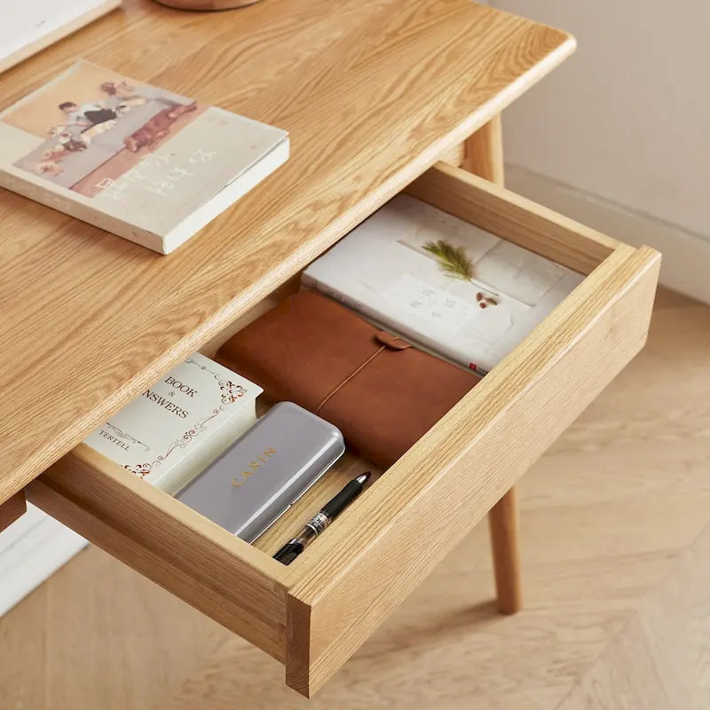 Bureau van massief hout met lade voor de primaire leefruimte