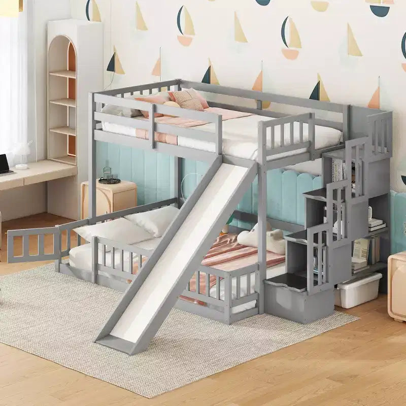 Lit superposé avec lit inférieur deux places, toboggan, escalier de rangement, barrières de sécurité et cadre en pin massif, blanc/gris