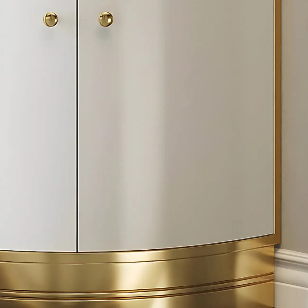 Glamouröser, glänzender Vitrinenschrank aus Glas und goldfarbenem Metall mit abgerundeter Ecke