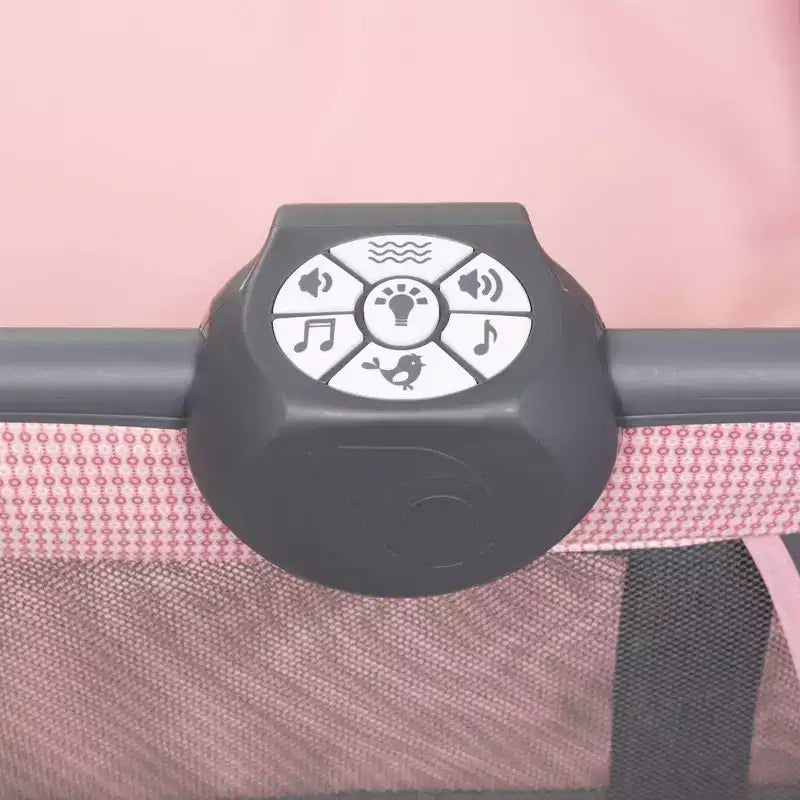 Laufstall für das Kinderzimmer mit Schaukelwiege, Stubenwagen und Wickeltisch