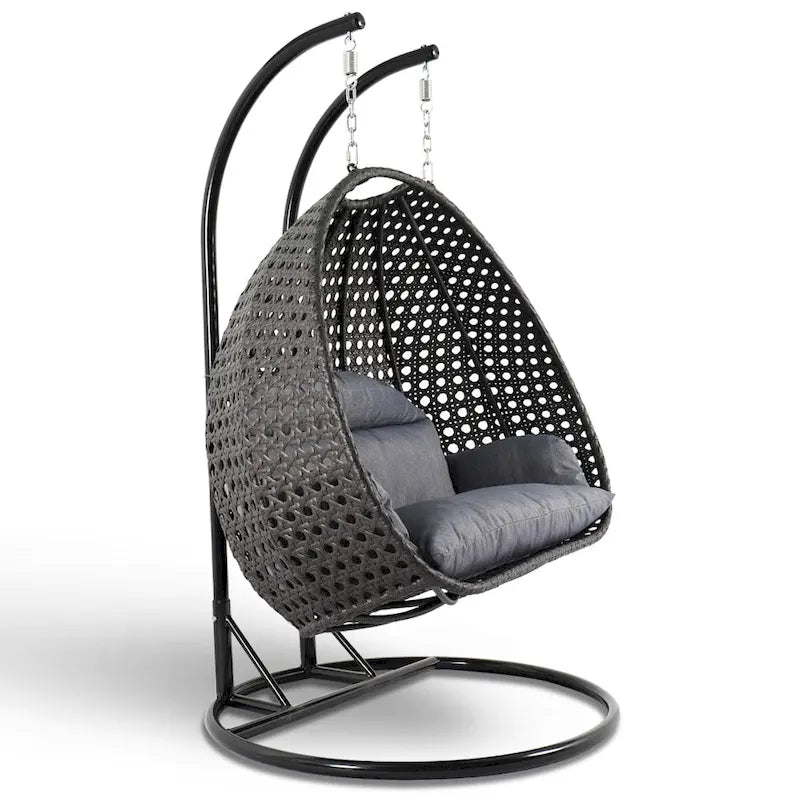 LeisureMod Hängesessel in Ei-Form für 2 Personen mit Gestell - Rattan-Pendelsessel für drinnen und draußen, Hängemattensessel für die Terrasse mit Kissen