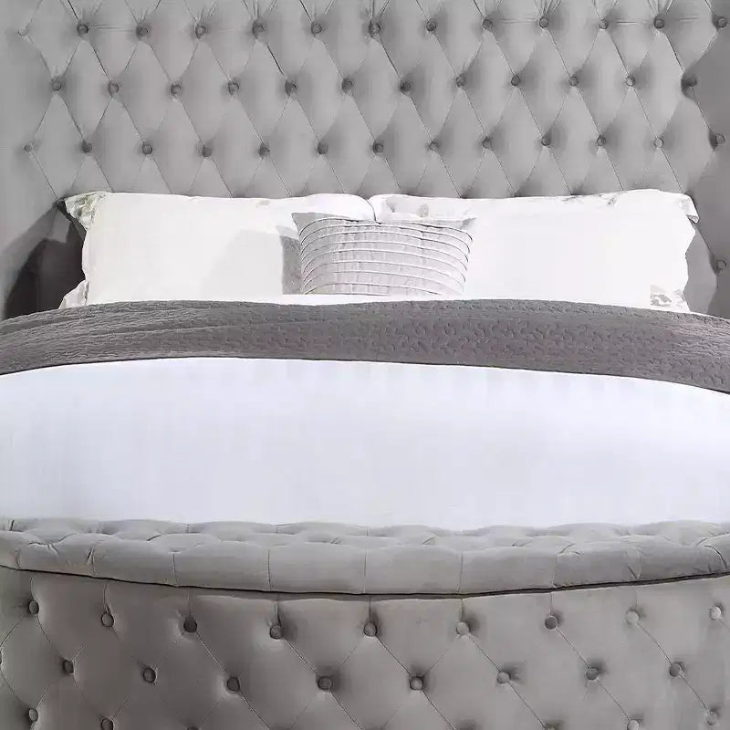 Letto matrimoniale Gaiva 109 in velluto grigio - Acme Furniture: elegante design con borchie decorative e bottoni capitonné, struttura in legno composito