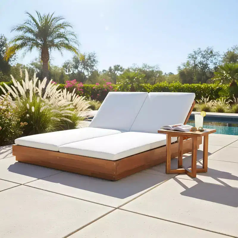 Modernes Doppel-Sonnenlounge-Set für die Terrasse aus Akazienholz Ming von Christopher Knight Home mit quadratischem Latten-Beistelltisch