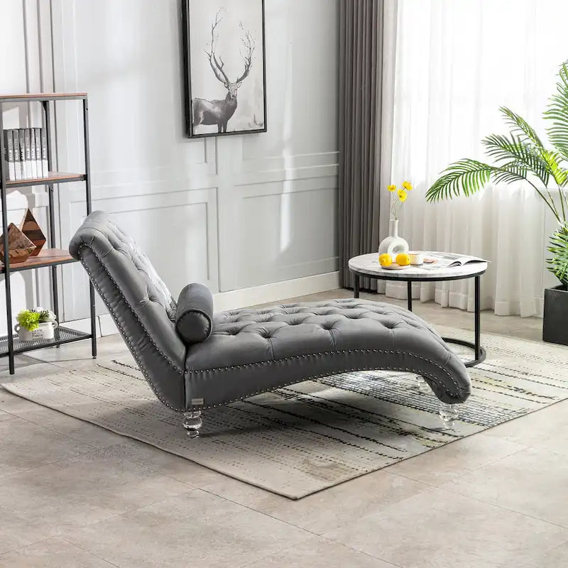 Gepolsterte Samt-Chaiselongue mit Knopfheftung, Liegefunktion, Kissen und Acrylfüßen