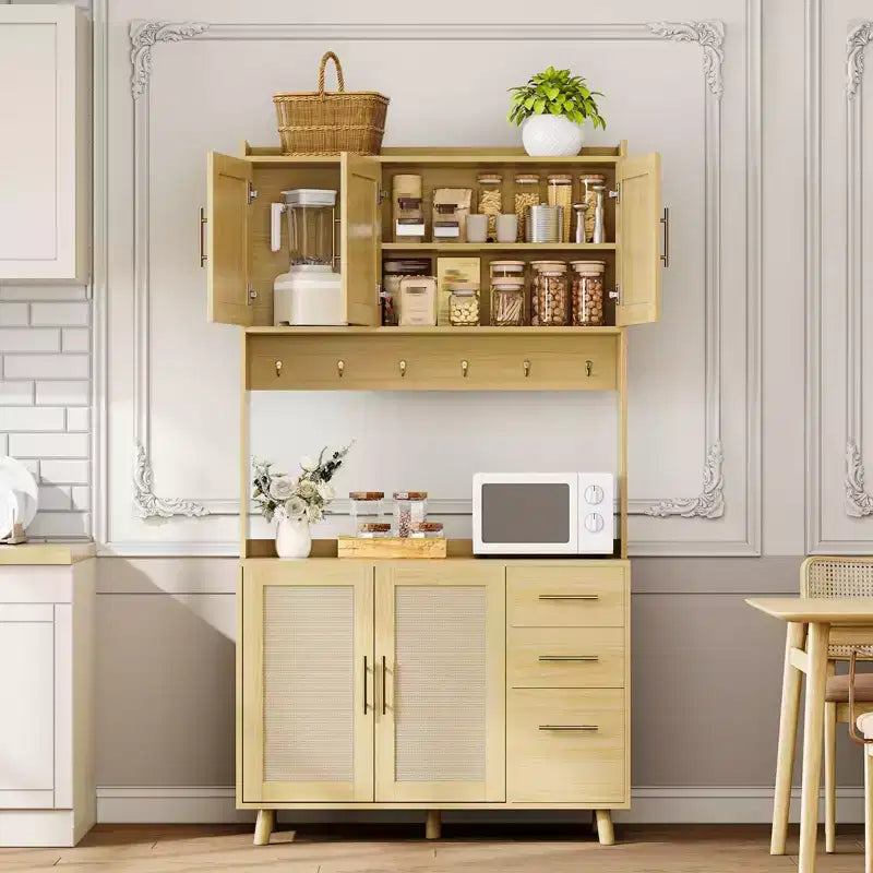 Dispensa da cucina in rattan da 71, mobile buffet con supporto per microonde, ripiani regolabili e 6 ganci, naturale