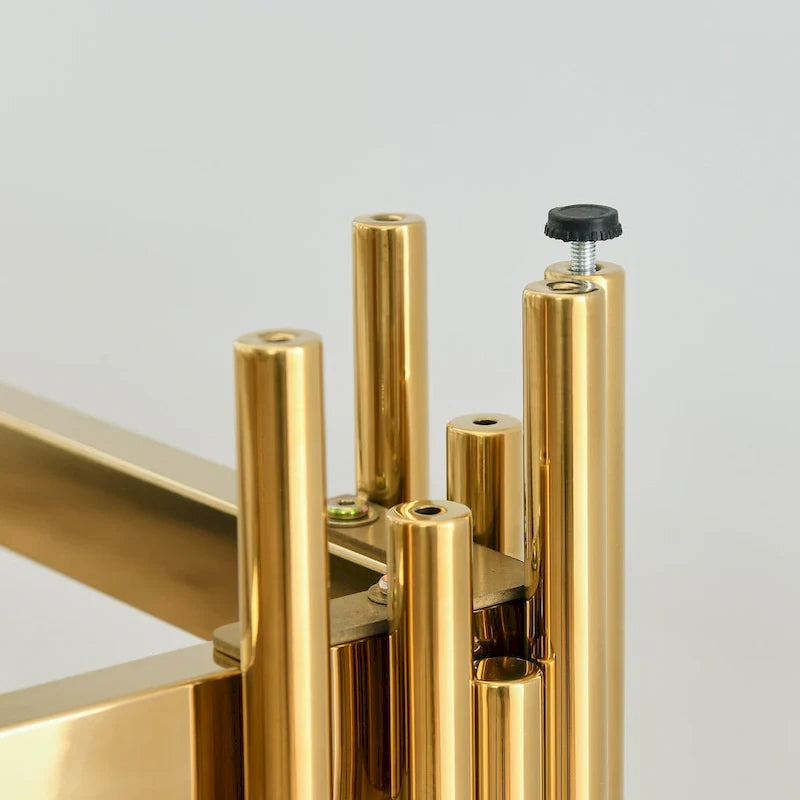 Schmaler Konsolentisch mit 2 Ebenen, goldfarbenem Metallgestell und Tischplatte aus gehärtetem Glas