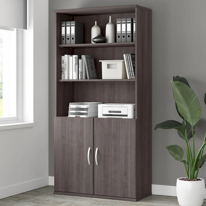 Hoge boekenkast met 5 planken en deuren