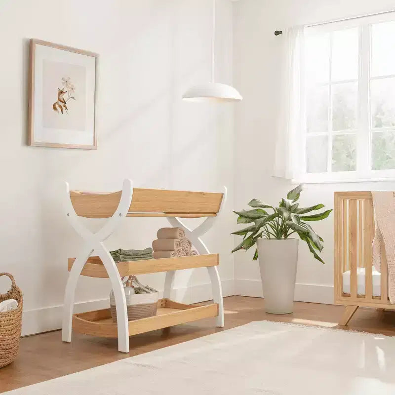 Fasciatoio Comfy Cubs - struttura robusta in legno, stile intramontabile e due ripiani aperti per gli accessori del neonato