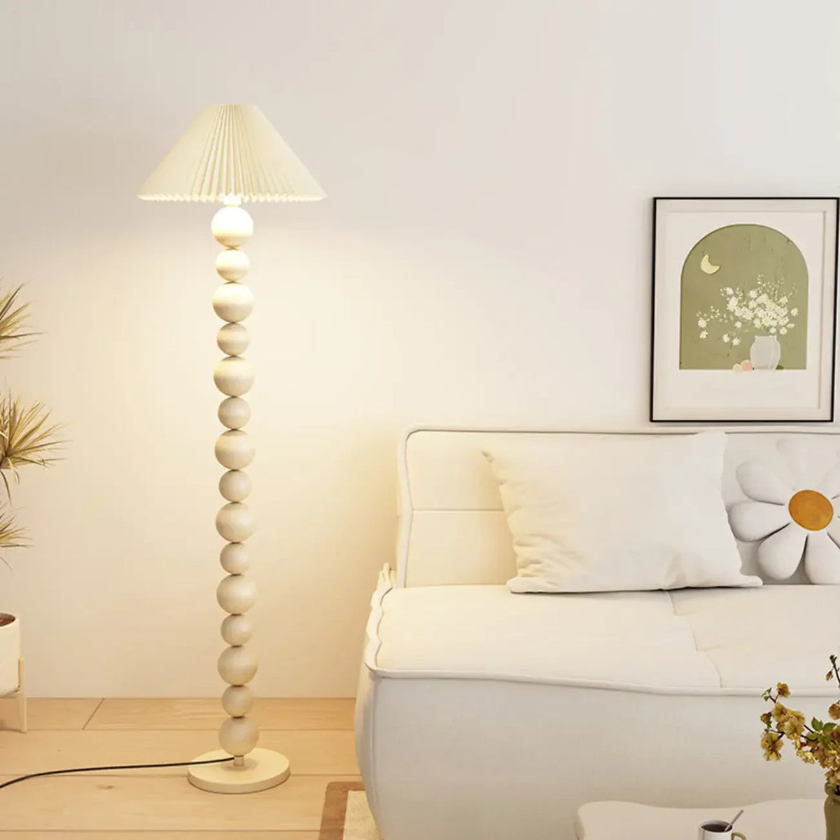 Dekorative moderne Stehlampe mit gestapelten Kugeln und Stoffschirm