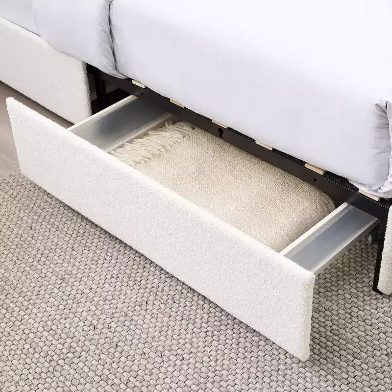 Modernes Queensize-Bett mit Bouclé-Polsterung und Schubladen