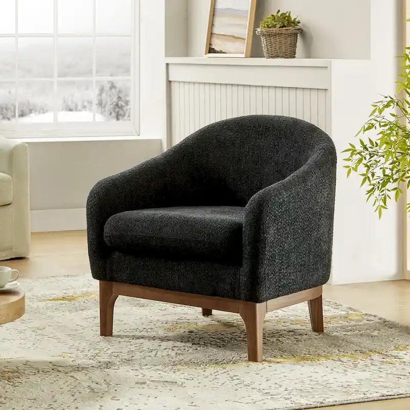 Poltrona a botte moderna in bouclé Augus con gambe in legno massello di HULALA HOME