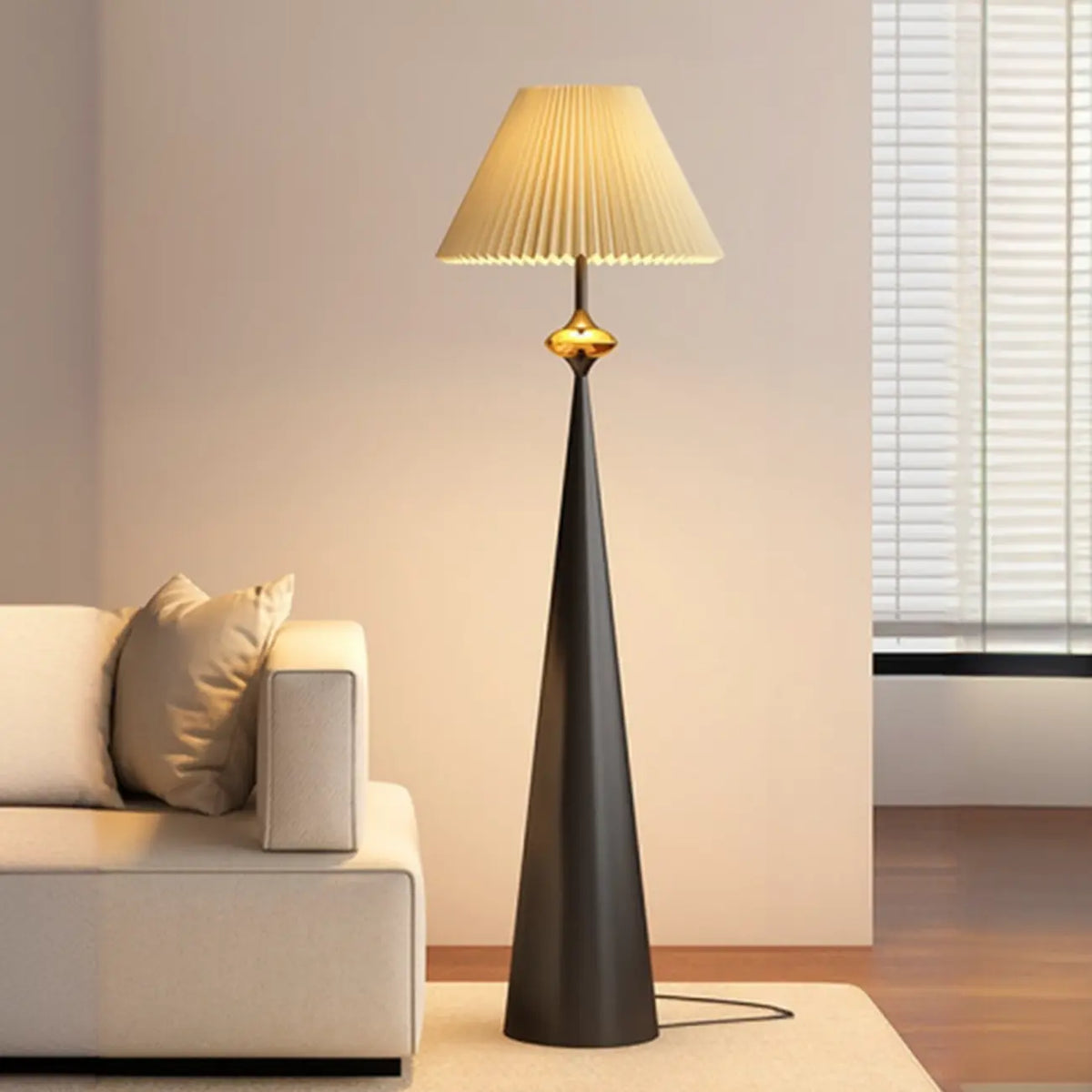 Moderne metalen vloerlamp met taps toelopende voet en stoffen kap