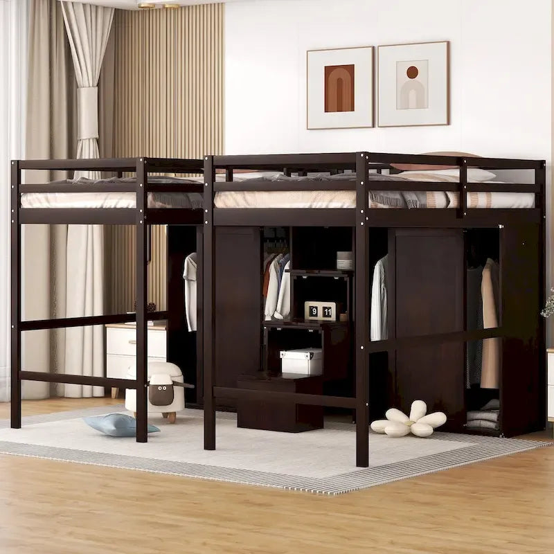 Lits mezzanine doubles jumeaux avec armoires et escalier