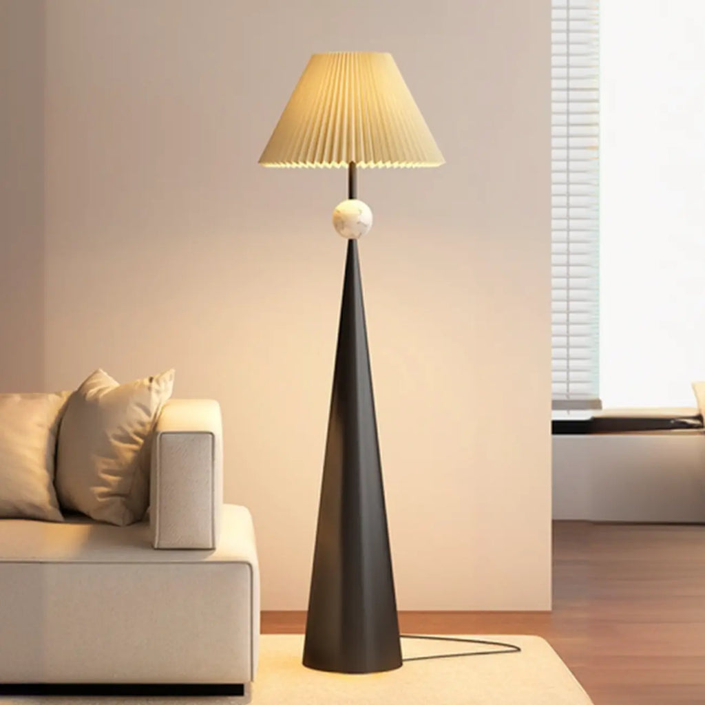 Moderne metalen vloerlamp met taps toelopende voet en stoffen kap
