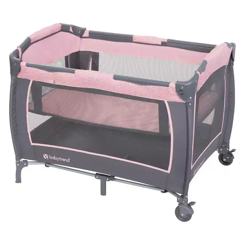 Laufstall für das Kinderzimmer mit Schaukelwiege, Stubenwagen und Wickeltisch