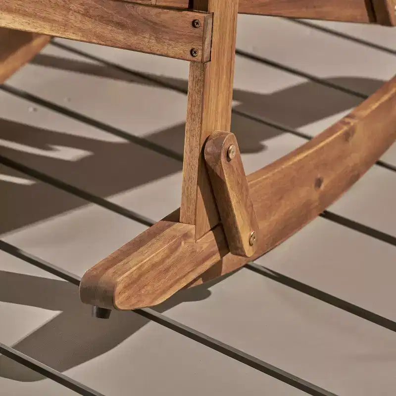 Okak rustikaler Adirondack-Schaukelstuhl aus hochwertigem Akazienholz, 1 Stück, gemütlicher Outdoor-Sessel für Veranda, Hinterhof und Garten, naturfarben