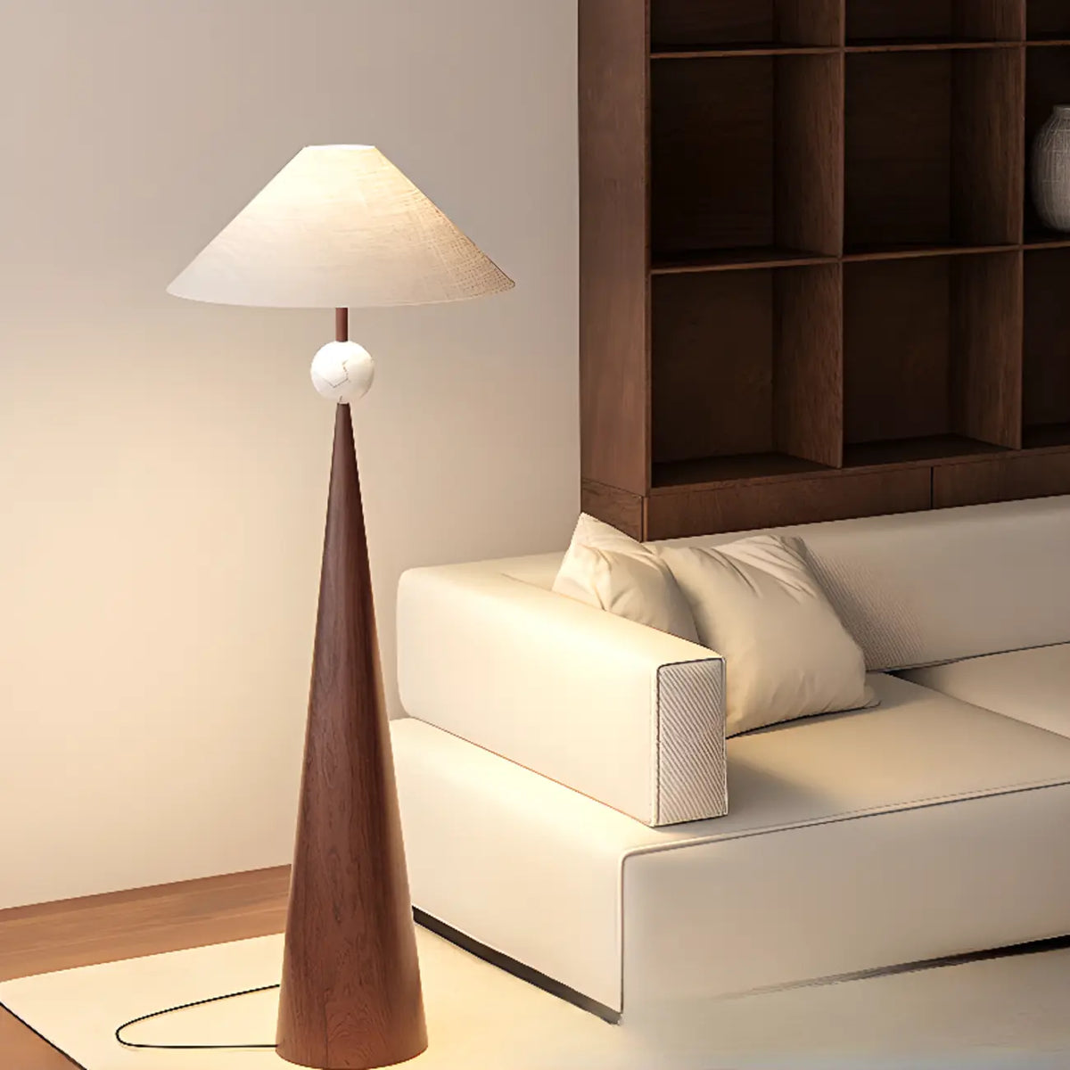 Moderne metalen vloerlamp met taps toelopende voet en stoffen kap