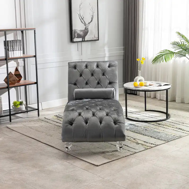 Chaise longue reclinabile imbottita in velluto con bottoni, cuscino e piedini in acrilico
