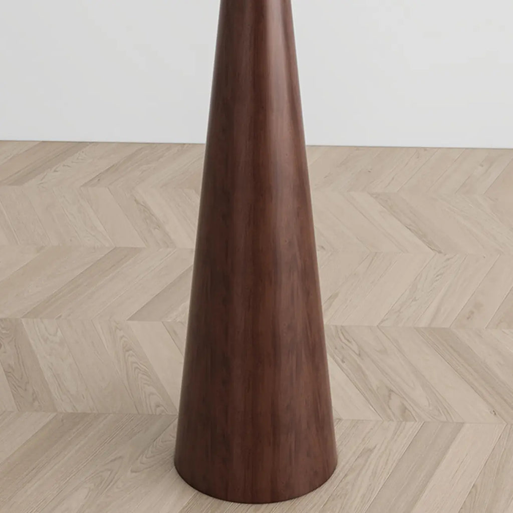 Moderne metalen vloerlamp met taps toelopende voet en stoffen kap