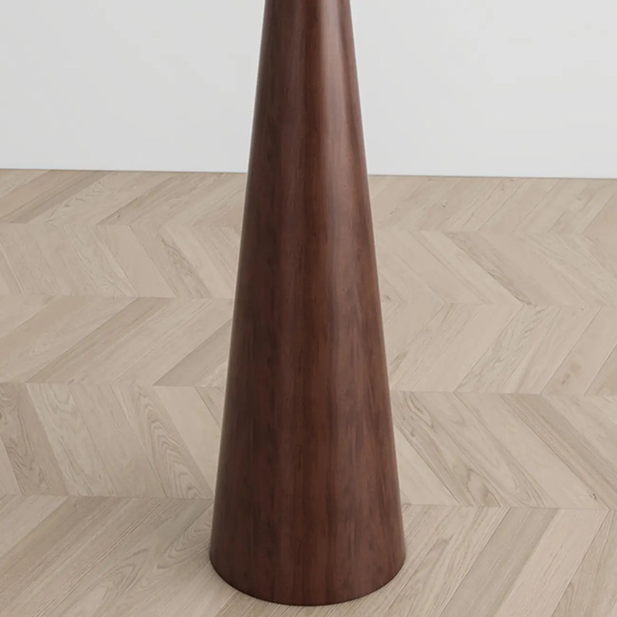Moderne metalen vloerlamp met taps toelopende voet en stoffen kap
