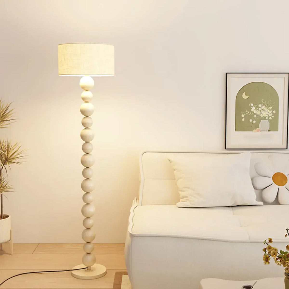 Dekorative moderne Stehlampe mit gestapelten Kugeln und Stoffschirm