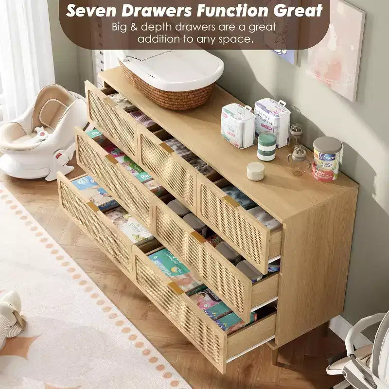 Rattan-Kommoden mit 7 Schubladen fürs Schlafzimmer, hohe Kommode mit tiefen Schubladen, große Schubladenkommode für den Kleiderschrank mit breiter Ablagefläche, Holzkommode fürs Wohnzimmer