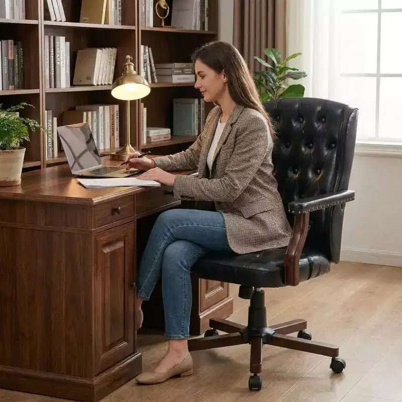 Sedia da ufficio direzionale con design a schienale alto e funzione girevole per l'ufficio domestico