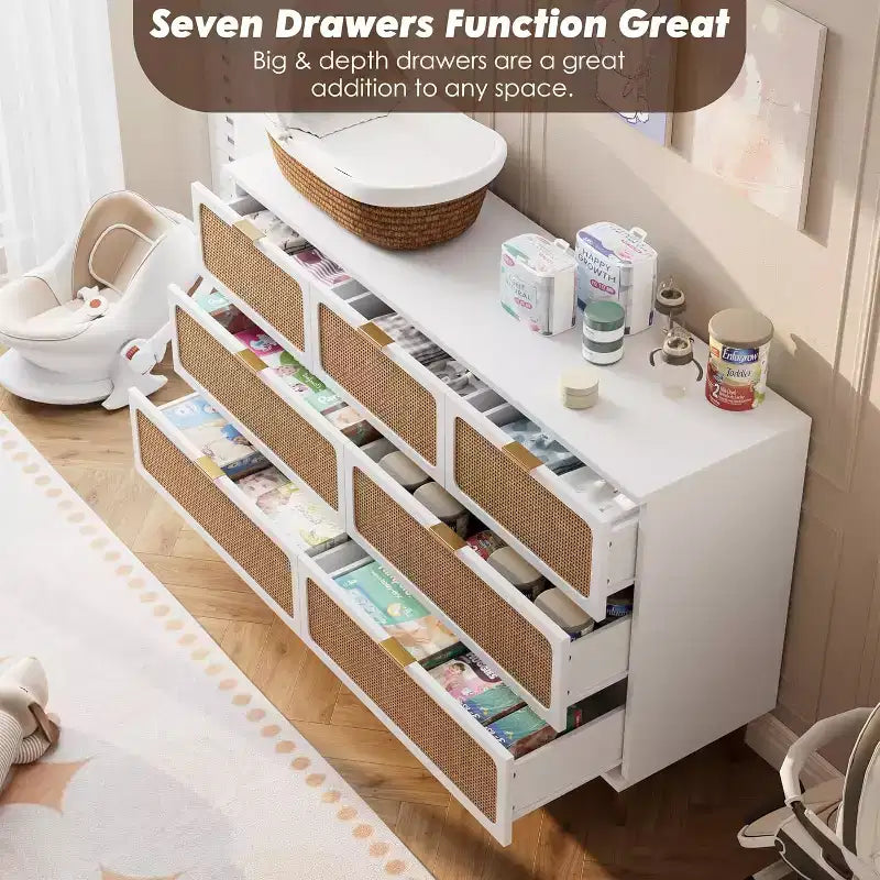 Rattan-Kommoden mit 7 Schubladen fürs Schlafzimmer, hohe Kommode mit tiefen Schubladen, große Schubladenkommode für den Kleiderschrank mit breiter Ablagefläche, Holzkommode fürs Wohnzimmer
