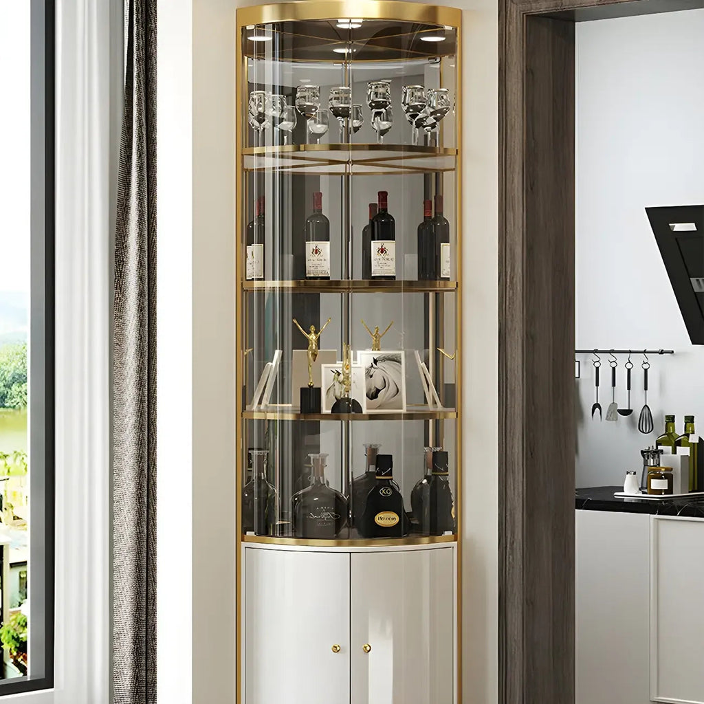 Glamouröser, glänzender Vitrinenschrank aus Glas und goldfarbenem Metall mit abgerundeter Ecke