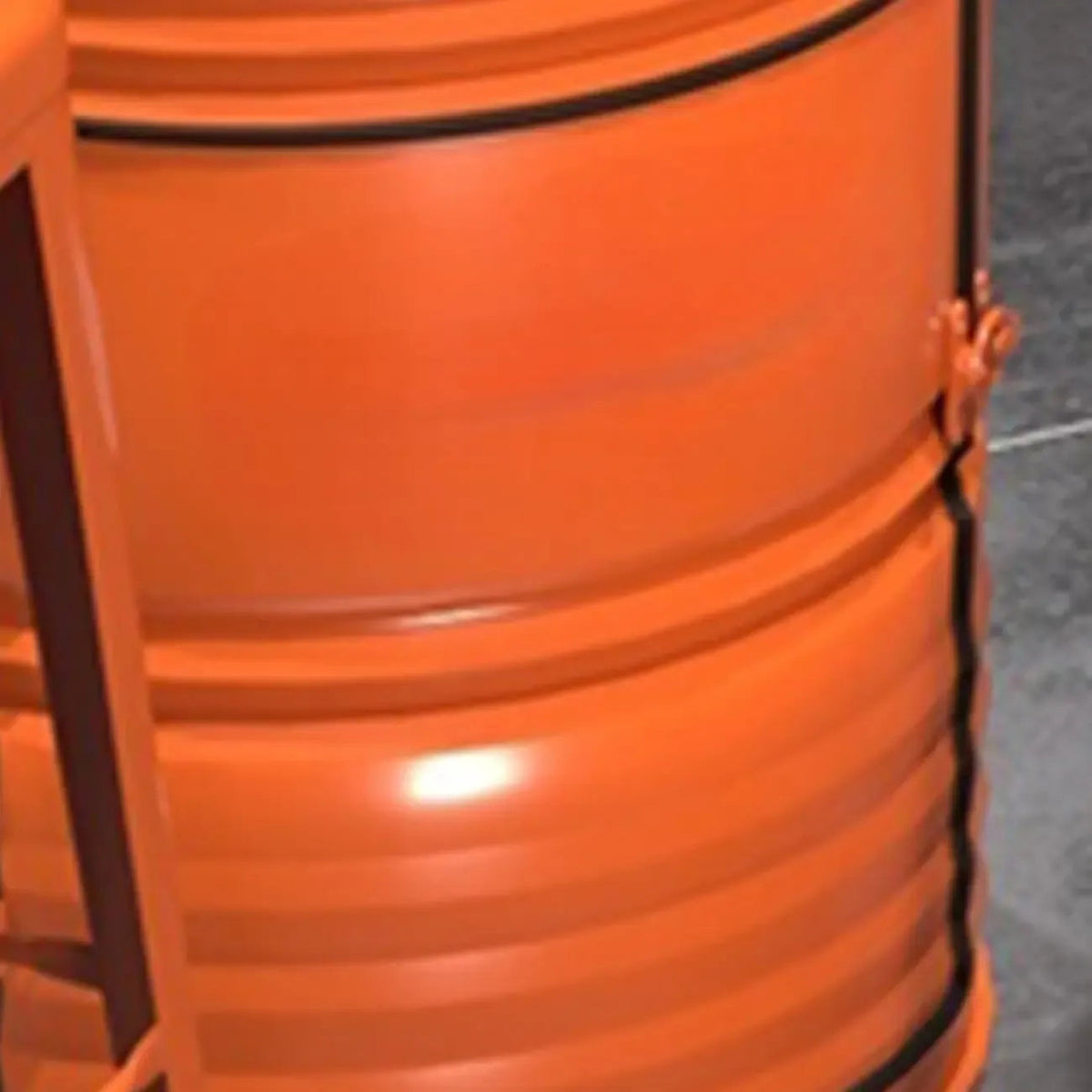 Industrielle schwarze und orangefarbene Metallfass-Tische mit Stauraum