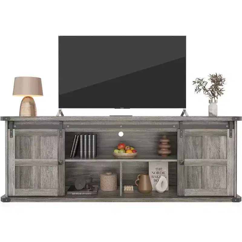 70-TV-Schrank für 75-Zoll-Fernseher, Unterhaltungsmöbel im Landhausstil mit Schiebetüren im Scheunentor-Stil und Stauraumschränken, moderner TV-Medienkonsolentisch