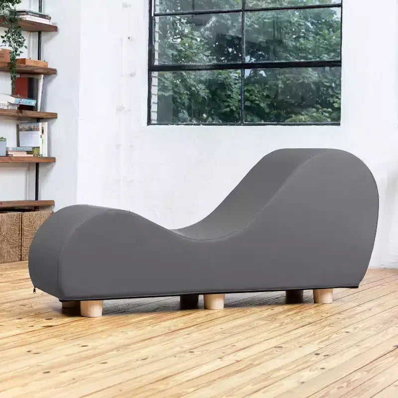 Chaise longue Avana per stretching e relax, gambe in legno di hevea, similpelle - Grigio sottomarino