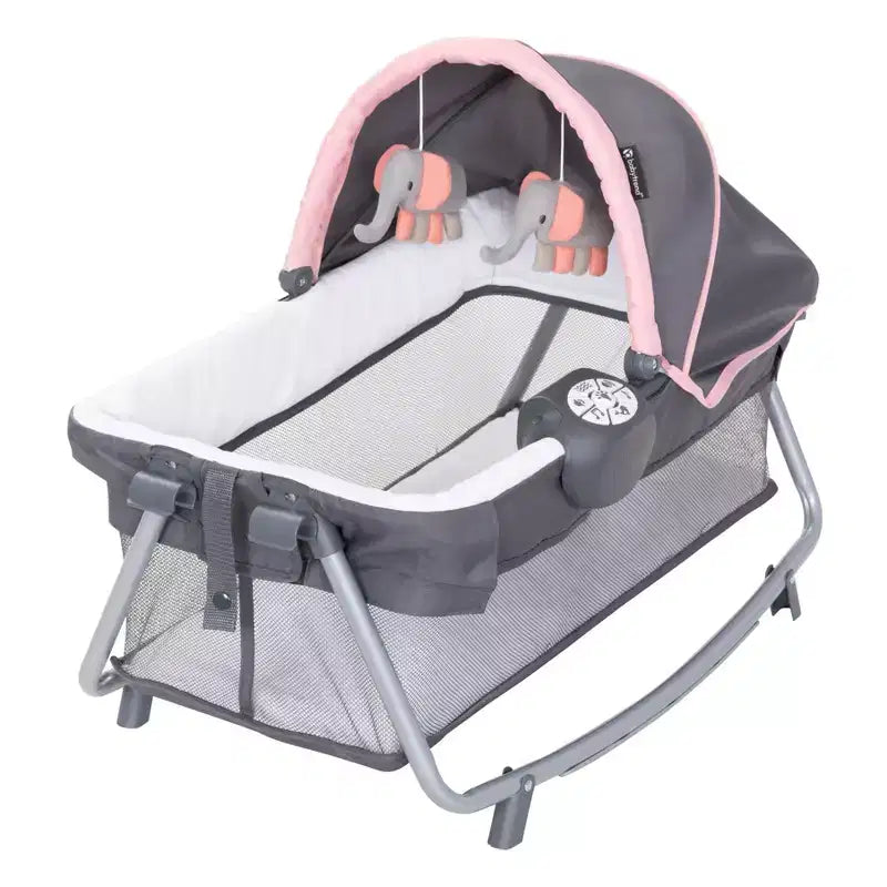 Laufstall für das Kinderzimmer mit Schaukelwiege, Stubenwagen und Wickeltisch