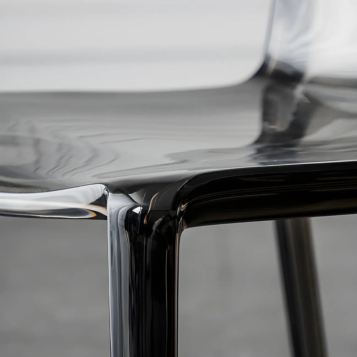 Bernsteinfarbener Acryl-Esszimmerstuhl ohne Armlehnen mit niedriger Rückenlehne