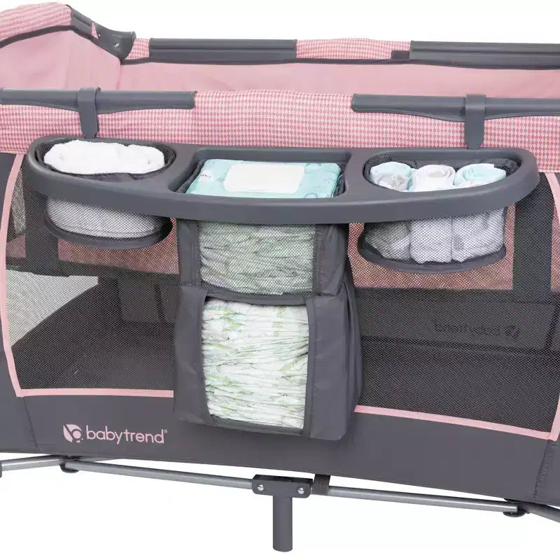 Laufstall für das Kinderzimmer mit Schaukelwiege, Stubenwagen und Wickeltisch