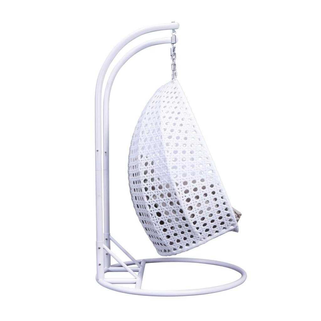 LeisureMod Hängesessel in Ei-Form für 2 Personen mit Gestell - Rattan-Pendelsessel für drinnen und draußen, Hängemattensessel für die Terrasse mit Kissen