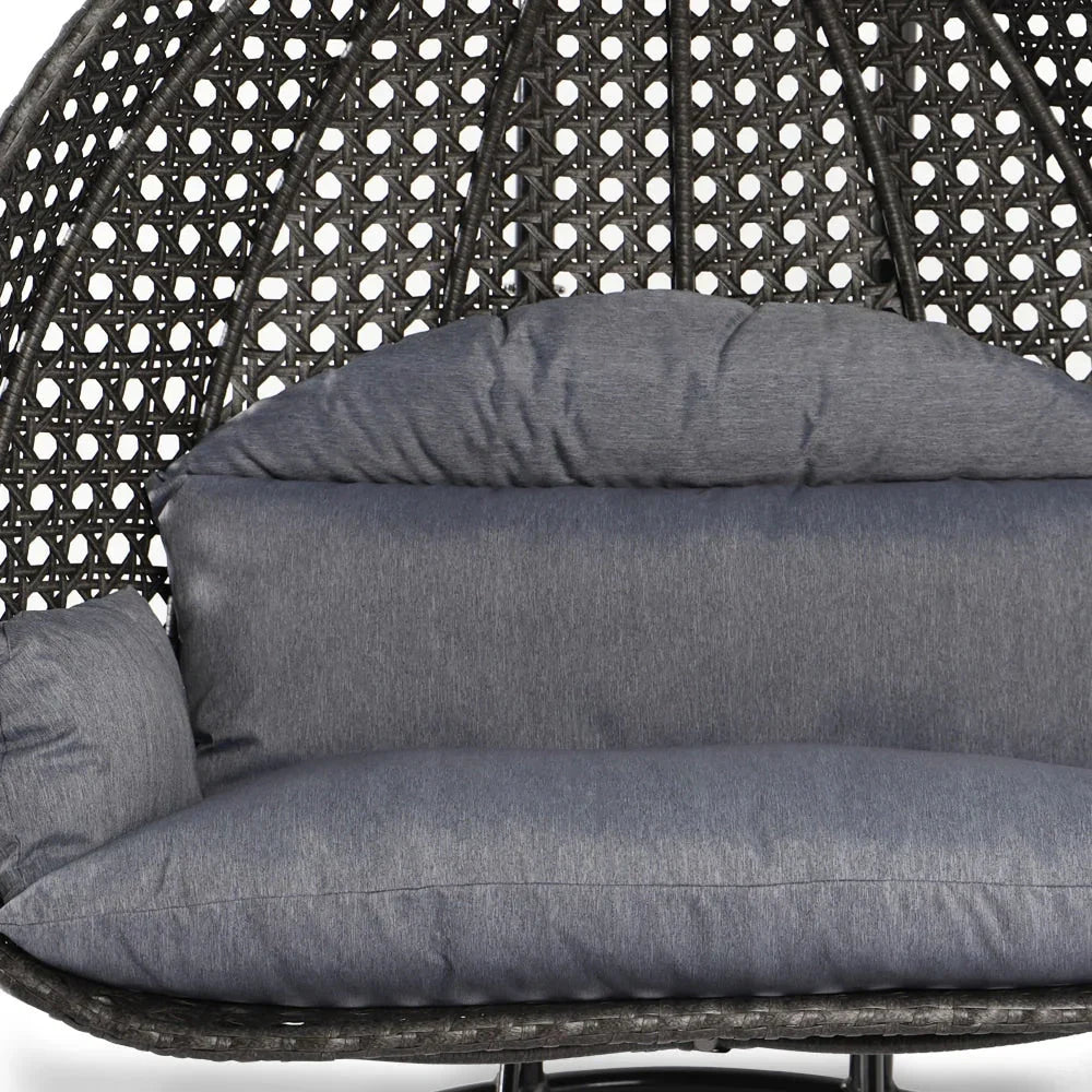 LeisureMod Hängesessel in Ei-Form für 2 Personen mit Gestell - Rattan-Pendelsessel für drinnen und draußen, Hängemattensessel für die Terrasse mit Kissen