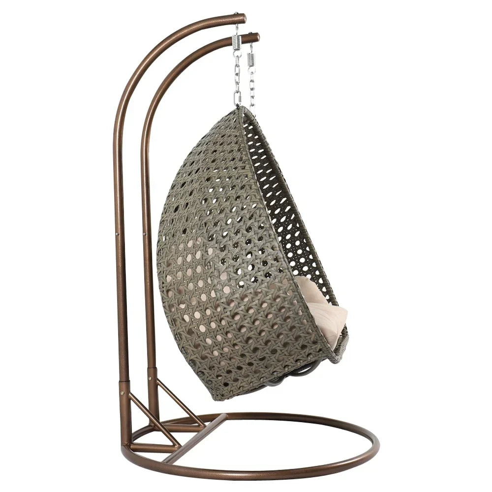 LeisureMod Hängesessel in Ei-Form für 2 Personen mit Gestell - Rattan-Pendelsessel für drinnen und draußen, Hängemattensessel für die Terrasse mit Kissen