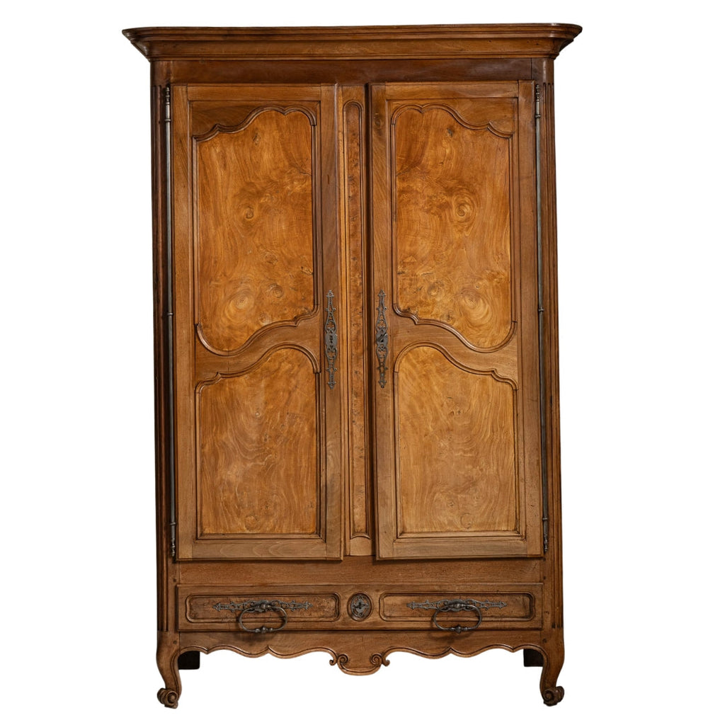 Antiker französischer Nussbaum-Wäscheschrank im Stil der Neorenaissance, um 1840
