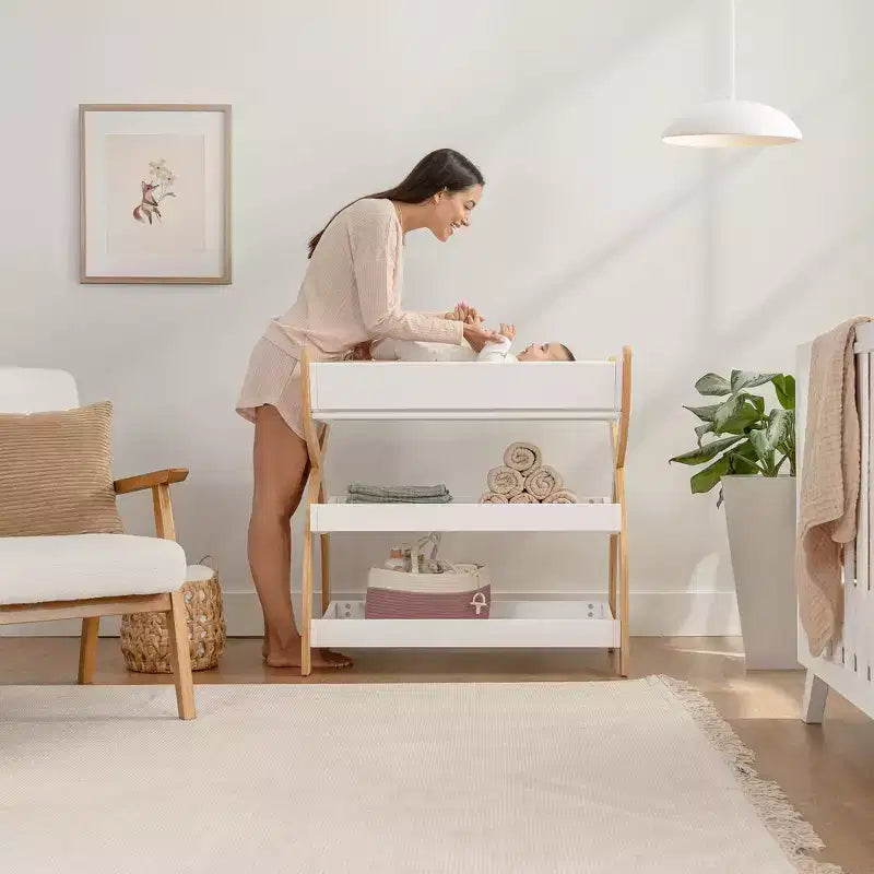 Fasciatoio Comfy Cubs - struttura robusta in legno, stile intramontabile e due ripiani aperti per gli accessori del neonato
