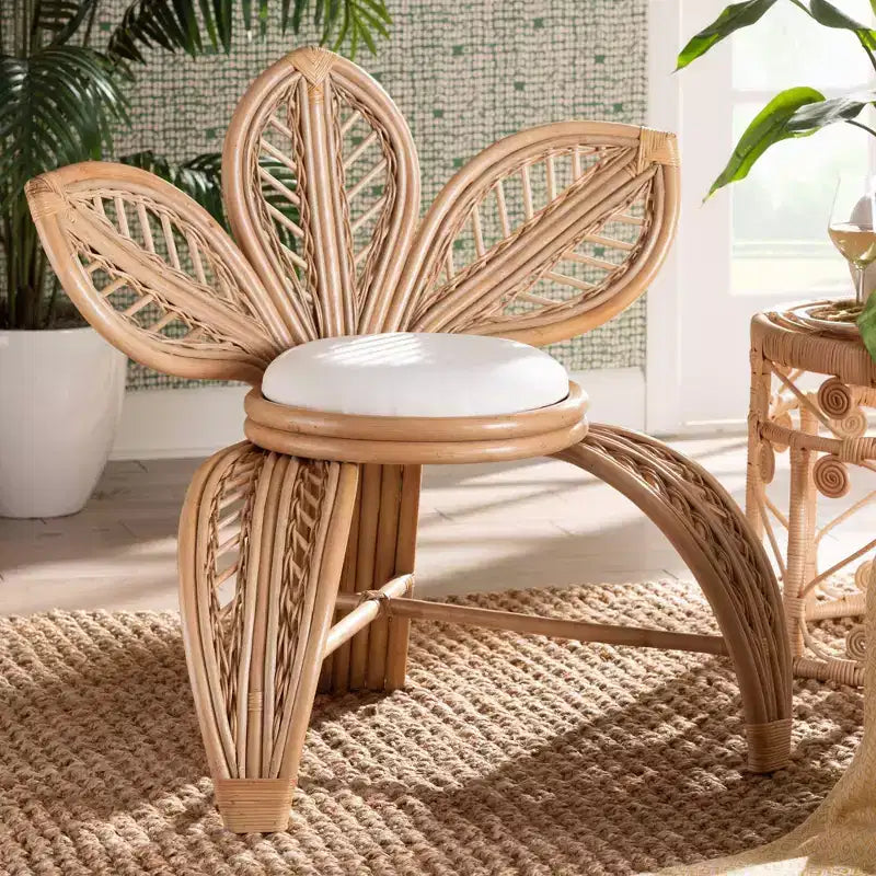 bali & pari Gresham Akzentsessel aus natürlichem Rattan in Blattform, Weiß/Naturbraun: handgefertigt, mit Schaumstoffpolsterung, keine Montage erforderlich