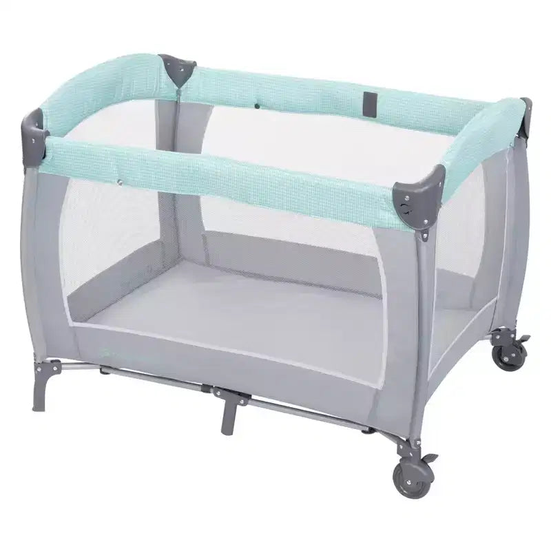 Laufstall für das Kinderzimmer mit Schaukelwiege, Stubenwagen und Wickeltisch